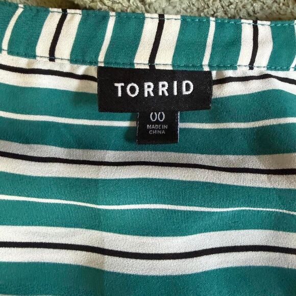 TORRID L Vertical Stripe Blouse Tunic Green White Split Neck Roll Tab Sleeve - Picture 6 of 9